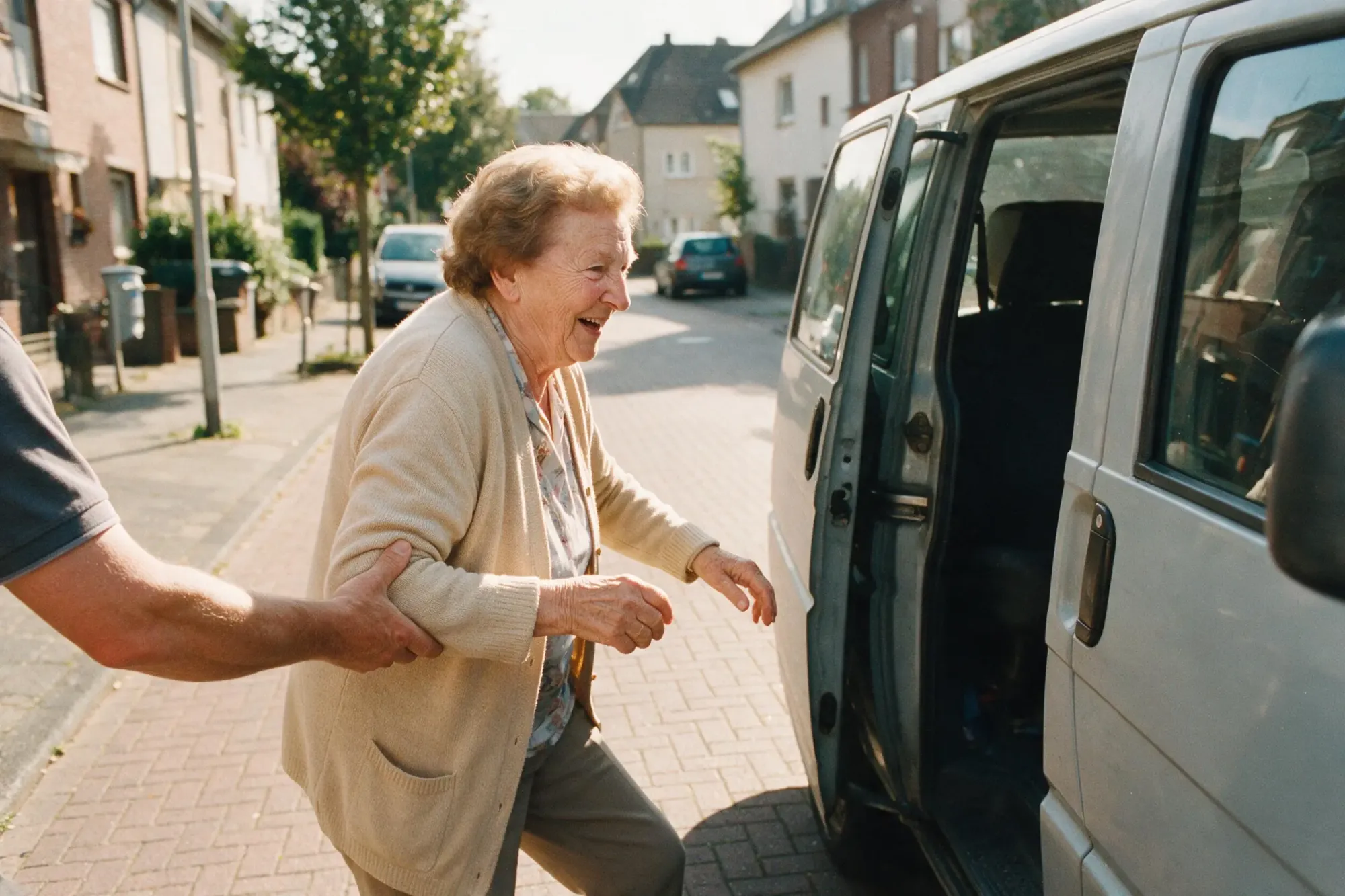 Eine Frau steigt in ein Fahrzeug ein, begleitet von einer Fahrerin